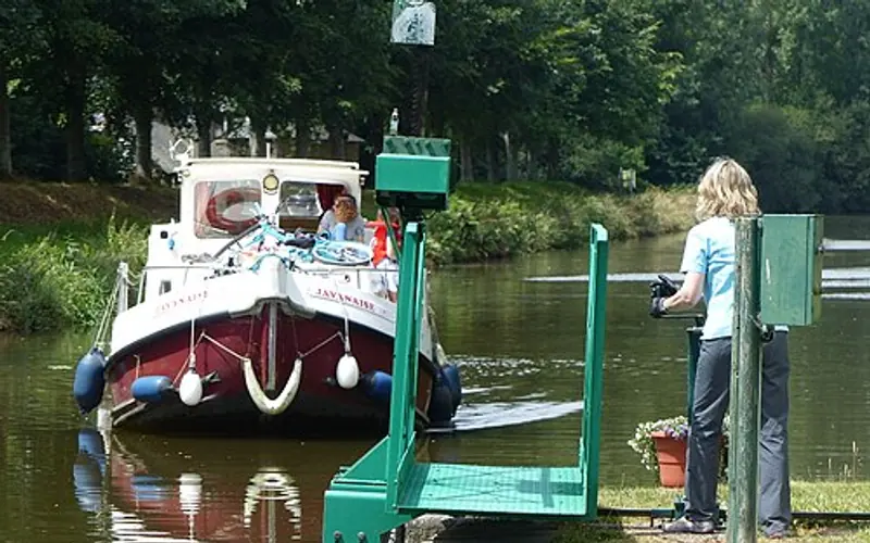 Le Canal de Nantes à Brest à vélo.