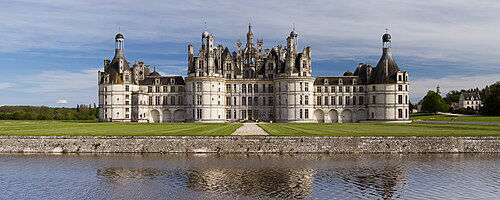 Le château de Chambord au bord de l’eau.