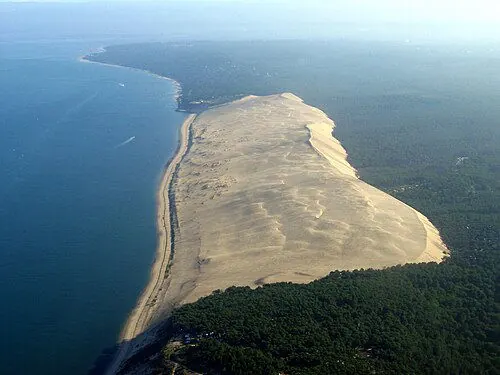 La dune du Pilat face à l’océan.
