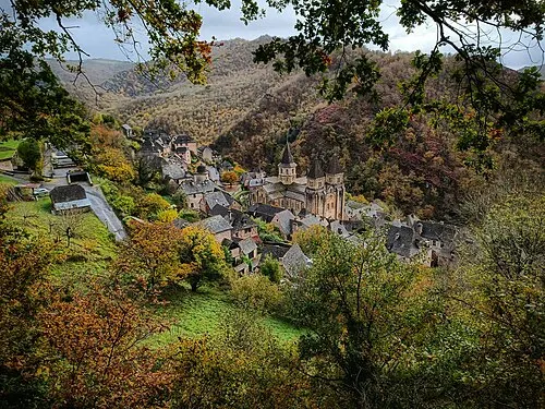 Le village de Conques, sur le chemin de Compostelle.